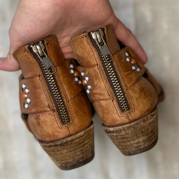 Frye Ray Stone Harness Zip Back Leather bootie/ ankle boot size 7 in cognac - Picture 3 of 14